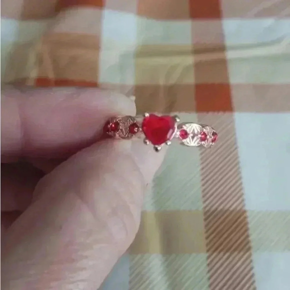 Shiny Red Cubic Zircon Heart Ring - Picture 3 of 5